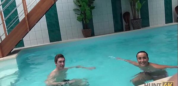 HUNT4K. Junge böse Schlampe saugt Schwanz und wird am Pool geknallt